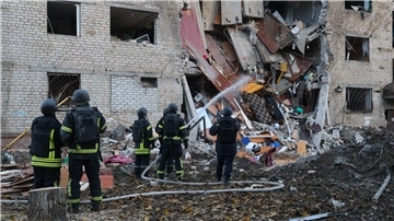 In der ukrainischen Großstadt Saporischschja schlug eine Rakete in ein Wohnheim ein.