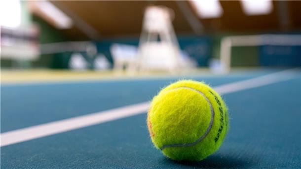 Senioren schlagen sich nach Tennismatch in Umkleidekabine In der Umkleidekabine einer Tennishalle in Friesland haben sich zwei Senioren so mit Fäusten geschlagen, dass die Polizei anrückte. (Symbolbild)