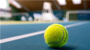 In der Umkleidekabine einer Tennishalle in Friesland haben sich zwei Senioren so mit Fäusten geschlagen, dass die Polizei anrückte. (Symbolbild)