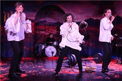 In der Uraufführung „Light my fire“ steht nicht nur ein Jim Morrison auf der Bühne, sondern es gibt drei, gespielt von Marc Vinzing (von links), Julia Lindhorst-Apfelthaler und Karsten Zinser.