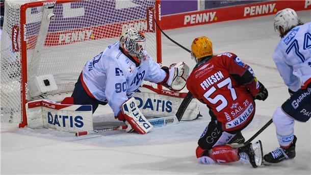 Ein Eishockeyspieler beim Schuss