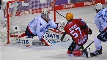 Ein Eishockeyspieler beim Schuss