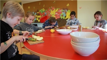 In der Vergangenheit haben die Midlumer Schülerinnen und Schüler in der Mensa geschnibbelt und gekocht. Künftig soll es dafür eine eigene Kinderküche in der neuen Mensa geben.