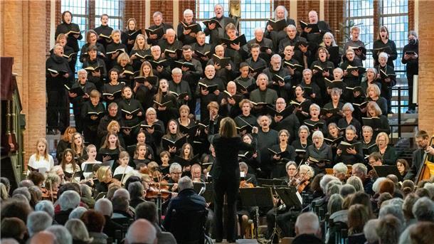 Bachs Weihnachtsoratorium in der Christuskirche lässt Besucher lächelnd gehen In der vollen Christuskirche erklang das Weihnachtsoratorium mit Eva Schad am Dirigentenpult, der Altistin Andra Isabel Prins und Jo Holzwarth als Evangelist.
