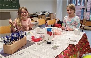 In der vom Förderverein der Grundschule mit Lehrern initiierten Weihnachtswerkstatt werkelten und bastelten die Grundschüler jetzt an verschiedenen Objekten.
