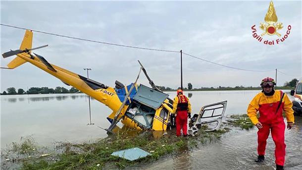 Schwere Schäden nach Überschwemmungen in Italien In der von den schweren Überschwemmungen betroffenen Provinz Ravenna ist ein Hubschrauber abgestürzt.