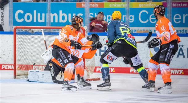 Pinguins-Spielszene gegen Wolfsburg