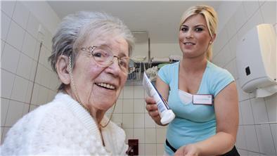 In der Wesermarsch zeichnet sich ein Pflegenotstand ab. Im Jahr 2035 wird es einen zusätzlichen Bedarf von 500 Pflegekräften geben.