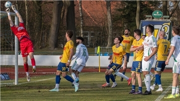 In der zweiten Halbzeit waren die Heeslinger dem Anschlusstreffer denkbar nah. In dieser Szene verhindert Atlas-Keeper Damian Schobert einen möglichen Treffer durch Luca-Rene Althausen.