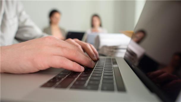 Hohe Teilzeitquote in Deutschland - Debatte um Arbeitszeit In Deutschland arbeiten im EU-Vergleich besonders viele Menschen in Teilzeit - vor allem Frauen. (Archivbild)