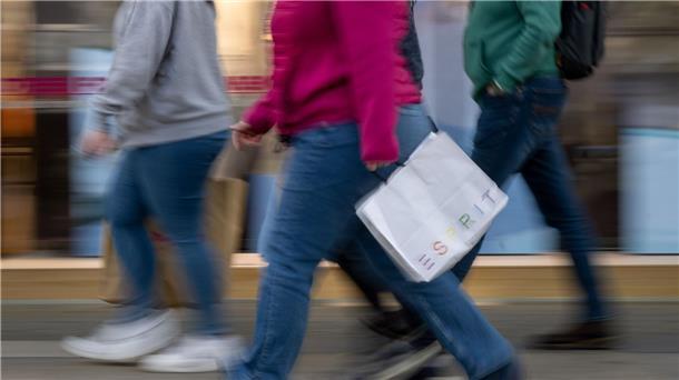 Mehrheit rechnet mit weiter steigenden Preisen In Deutschland sank die jährliche Teuerungsrate vorläufigen Daten zufolge im Mai deutlicher als von Volkswirten erwartet.