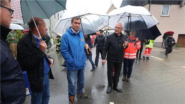 Lage zugespitzt: Menschen aus überfluteten Häusern gerettet In Diedorf machen sich Bayerns Ministerpräsident Markus Söder (M.l.) und Innenminister Joachim Herrmann (M.r.) ein Bild von der Lage.