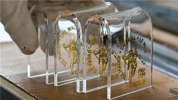 In diese Bögen aus Plexiglas kommt noch ein Stück Mauer. 