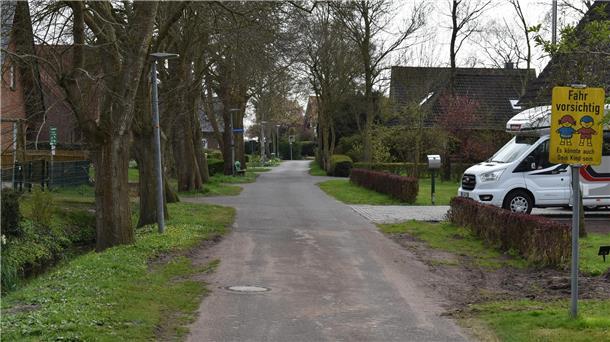 Verkehrsberuhigung in der Ruhwarder Sonnenstraße: Jetzt sind die Anwohner am Zug Das Foto zeigt die Sonnenstraße in Ruhwarden. Deren Anwohner wünschen sich, dass ein Abschnitt dieser Straße zur Spielstraße erklärt wird.