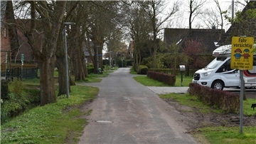 Das Foto zeigt die Sonnenstraße in Ruhwarden. Deren Anwohner wünschen sich, dass ein Abschnitt dieser Straße zur Spielstraße erklärt wird.