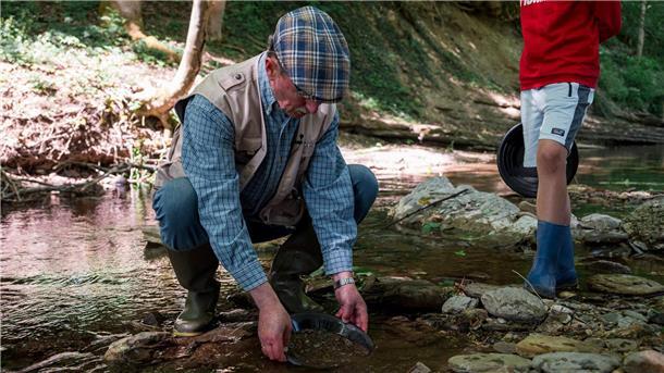 Selber Gold suchen In diesem Bach suchen Leute nach Gold gesucht.