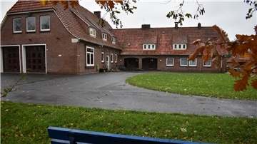In diesem Gebäude in Eckwarden, in dem die Feuerwehr und der Turnverein untergebracht sind, könnten leer stehende Wohnungen zu einer Kita umgebaut werden.
