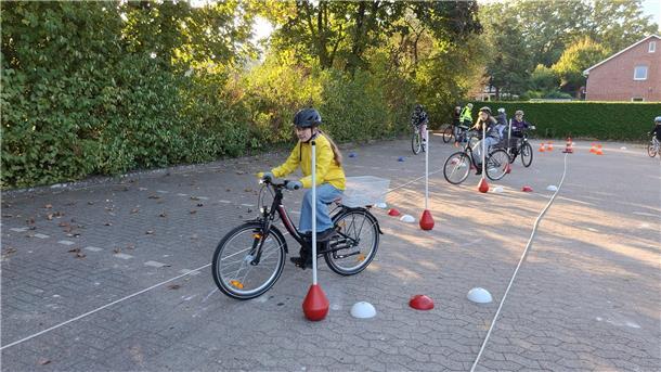 Fahrradfahrende Kinder auf einem Parcours