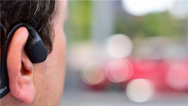 In diesem Jahr sind beim Berlin-Marathon erstmals Open-Ear-Kopfhörer für die Breitensportlerinnen und Breitensportler erlaubt.  (Symbolbild)