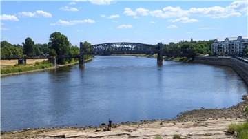 In diesem Jahr wurde an der Elbe in Magdeburg mit 44 Zentimetern ein historisch niedriger Wasserstand gemessen. (Archivbild)