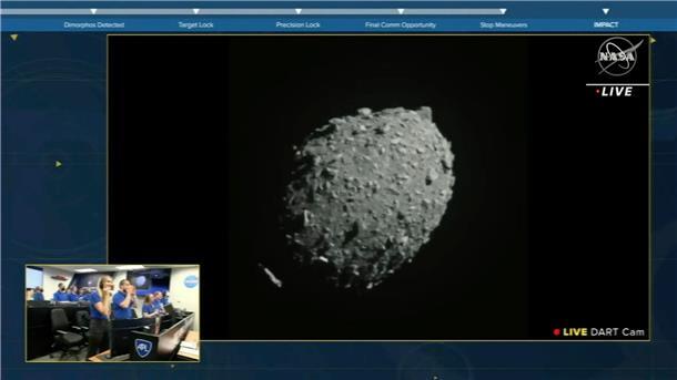 In diesem Videostandbild aus einem Nasa-Livestream steuert die Raumsonde „Dart“ („Double Asteroid Redirection Test“) auf den Asteroiden Dimorphos zu.