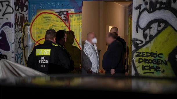 In diesem Wohnhaus in Berlin-Friedrichshain ist eine Frau vermutlich getötet worden. Wegen der Umstände und Verletzungen geht die Polizei von einem Tötungsdelikt aus.