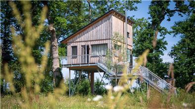 In diesen kleinen Häuschen vom Baumhaushotel Otterndorf am Elbdeich können Urlauber die Natur genießen.