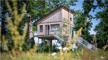 In diesen kleinen Häuschen vom Baumhaushotel Otterndorf am Elbdeich können Urlauber die Natur genießen.