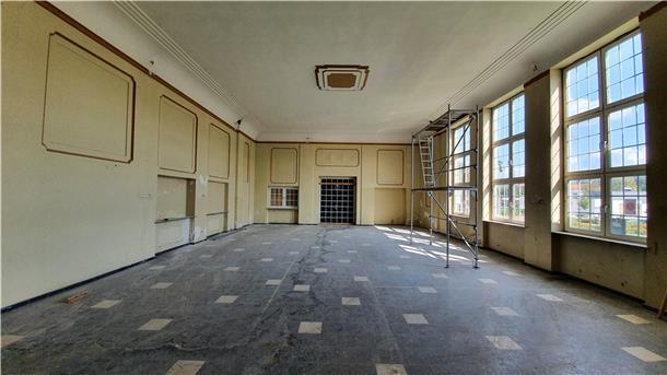 In diesen Raum im Erdgeschoss des Versorgungszentrums könnte ein Sanitätshaus einziehen.
