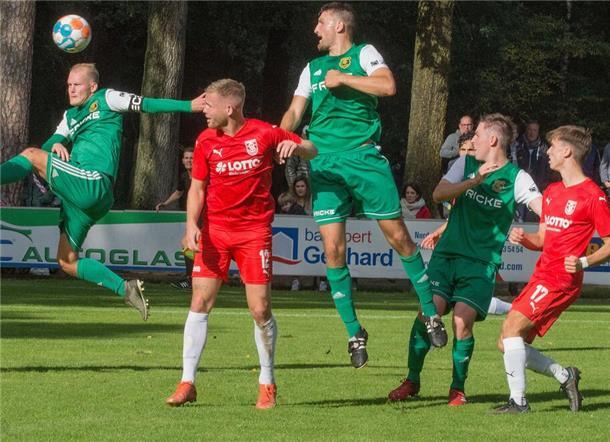 In dieser Szene versucht Oliver Warnke (Mitte) gegen Bersenbrück per Kopf zum Erfolg zu kommen. Der erfahrene Oberliga-Spieler kehrt nach nur einem halben Jahr aus Rotenburg zurück, und wird in der neuen Saison spielender Co-Trainer beim Heeslinger SC.