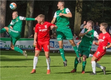 In dieser Szene versucht Oliver Warnke (Mitte) gegen Bersenbrück per Kopf zum Erfolg zu kommen. Der erfahrene Oberliga-Spieler kehrt nach nur einem halben Jahr aus Rotenburg zurück, und wird in der neuen Saison spielender Co-Trainer beim Heeslinger SC.