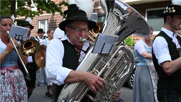 In Dirndl oder Lederhose sorgten die Musiker der Blaskapelle aus Unterdarching für traditionelle Klänge.