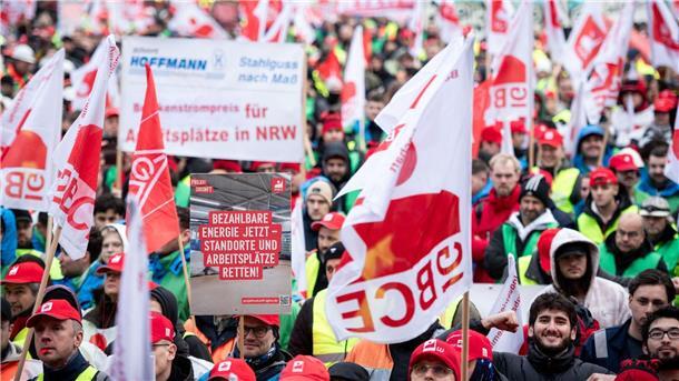 Tausende Beschäftigte demonstrieren für Industriestrompreis In Duisburg kamen laut IG Metall rund 10.000 Menschen zu der Kundgebung vor dem Stahlwerk von Thyssenkrupp.