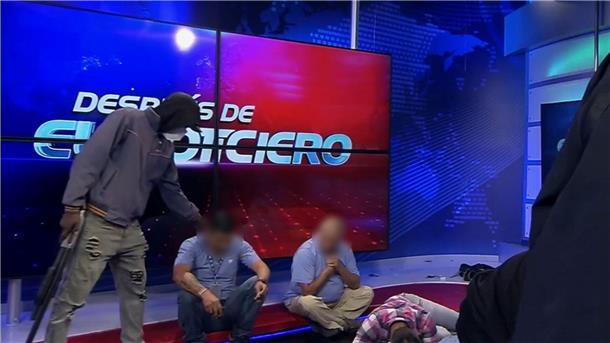 In Ecuador sind Bewaffnete während einer Live-Übertragung in die Räumlichkeiten eines Fernsehsenders eingedrungen. Mehrere Journalisten und Mitarbeiter wurden von einer Gruppe von Kriminellen mit Maschinengewehren und Sprengstoff bedroht und als Geiseln genommen.
