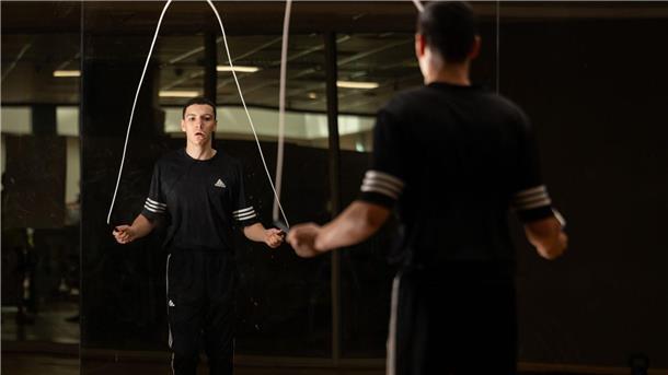 Wie ein 15-Jähriger der beste Boxer der Welt werden will In einem Berliner Fitnessstudio bringt sich Rolle in Form.