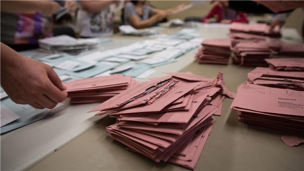 Abgeordnetenhauswahl: Rund 450 Wahlbriefe liegengeblieben In einem Briefwahllokal in Berlin werden rote Wahlbriefe sortiert (Archivbild): „Die Zettel waren vorhanden, wurden aber nicht richtig weitergeleitet.“
