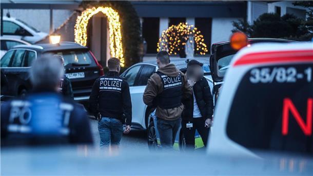 Drei Tote im Schwarzwald: Obduktion soll Klarheit bringen In einem Einfamilienhaus in Baden-Württemberg sind Mutter, Vater und ihr 32-jähriger Sohn tot aufgefunden worden.