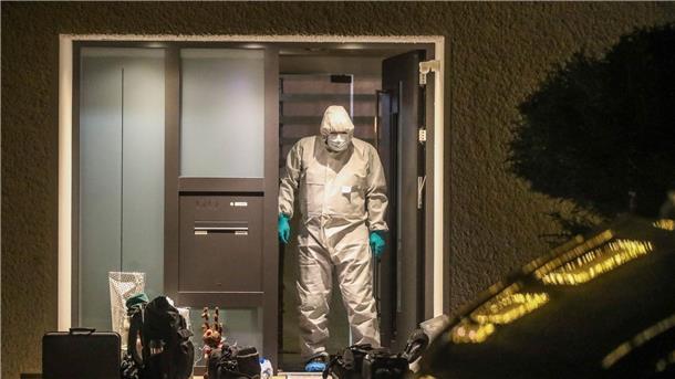 Messerangriff im Schwarzwald? 27-Jähriger findet Familie tot In einem Einfamilienhaus in Villingen-Schwenningen in Baden-Württemberg sind Mutter, Vater und ihr 32-jähriger Sohn tot aufgefunden worden.