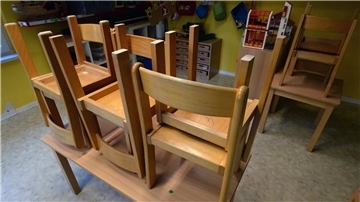 Stühle stehen in einem Kindergarten auf den Tischen