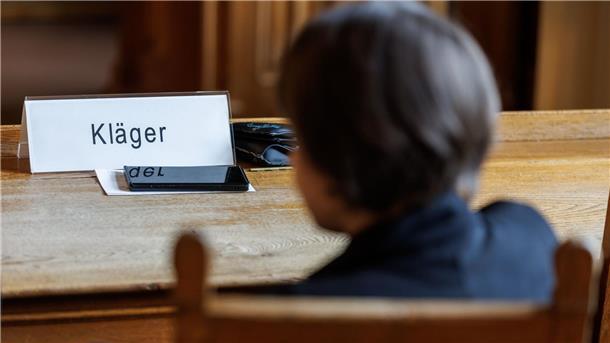 Krank nach Impfung - Astrazeneca zu Auskunft verurteilt In einem Gerichtsverfahren gegen den Impfstoffhersteller Astrazeneca konnte die Klägerin einen ersten Teilerfolg erzielen.