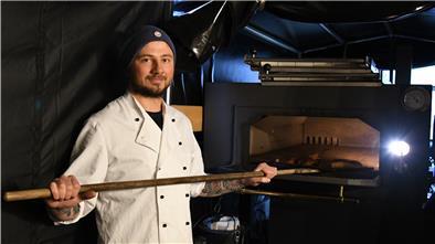 In einem Holzofen backt Christian Brinker Brot.