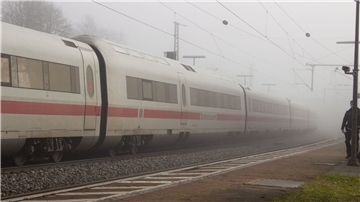 Lebenslange Haft für ICE-Messerstecher gefordert In einem ICE gab es im November 2021 zwischen Regensburg und Nürnberg eine Messerattacke auf mehrere Fahrgäste.