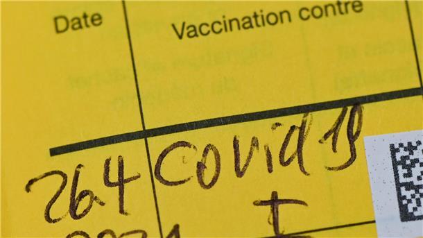 In einem Impfausweis ist der Eintrag einer Erstimpfung gegen das Coronavirus zu lesen 