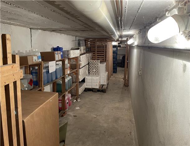 Wurtenschluck und Eiserner Kanzler: Die Geheimnisse des Butjadinger Rathauses In einem langen Raum im Keller des Rathauses lagern heute Reinigungsmittel. Früher befand sich hier eine Kegelbahn.