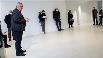 In einem leeren Ladengeschäft stellte sich Oberbürgermeister Melf Grantz (links) den Fragen der Innenstadt-Einzelhändler.