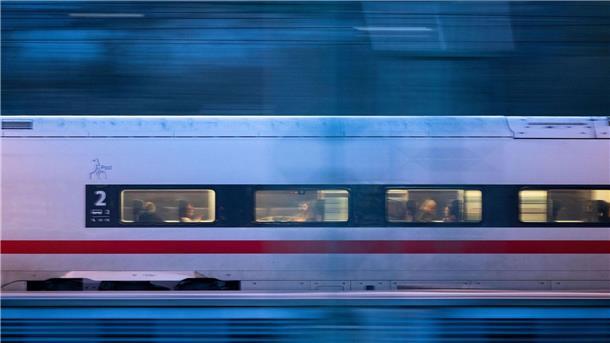 Bahnmitarbeiterin findet im Zug Portemonnaie mit 1000 Euro In einem solchen ICE hat eine Bahnmitarbeiterin eine Geldbörse mit mehr als 1000 Euro gefunden.