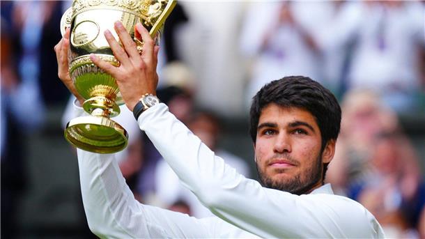 In einem unvergesslichen Wimbledon-Endspiel schlägt der 20 Jahre alte Alcaraz den fast 16 Jahre älteren Djokovic. Der Beginn einer Wachablösung?