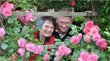 In einen der schönsten Gärten der Wesermarsch laden Christa und Fritz Bahlmann am Treuenfelder Weg bei Großensiel ein.