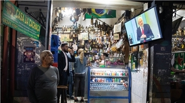 In einer Bar im Stadtviertel Lapa schauen Menschen die letzte TV-Debatte zwischen den beiden Präsidentschaftskandidaten da Silva und Bolsonaro.