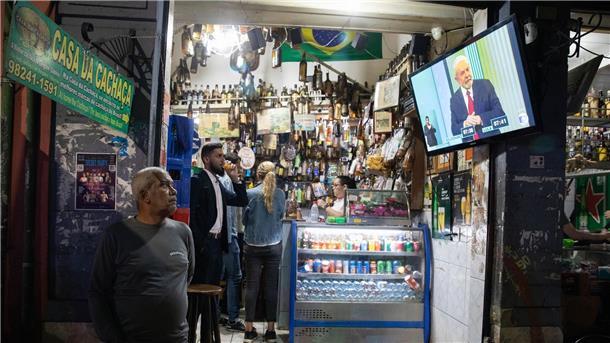 In einer Bar in Rio de Janeiro im Stadtviertel Lapa läuft die letzte TV-Debatte zwischen den beiden Präsidentschaftskandidaten.
